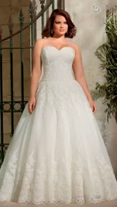 Vestido tomara que caia, estilo princesa, rodado