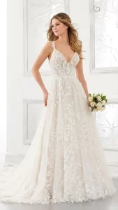 Vestido fluido com decote e detalhes de flores em 3D.