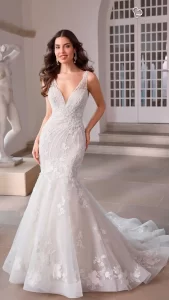 Vestido de noiva estilo sereia, decotado e rendado